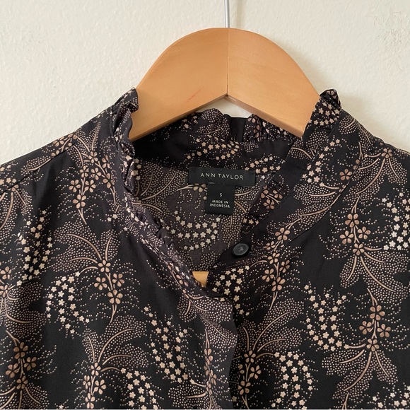 Like New 🤎 Ann Taylor Black and White Patterned Blouse - Picture 4 of 8